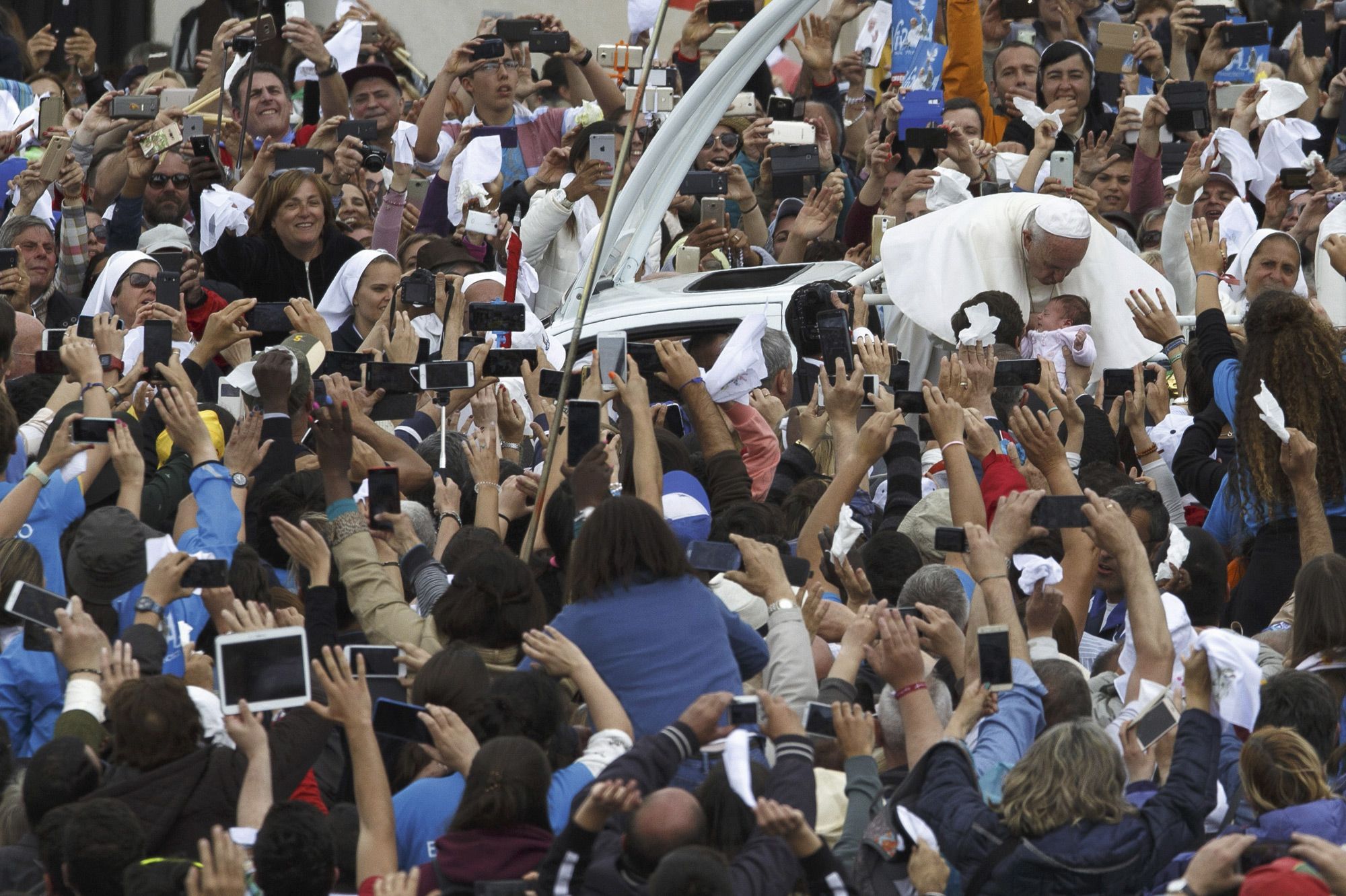 Résultat de recherche d'images pour "people le pape"