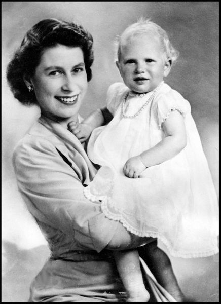 LA REINA ISABEL II DE INGLATERRA. Ftos. DEL AYER - Página 9 La-princesse-Elizabeth-avec-la-princesse-Anne-aout-1951
