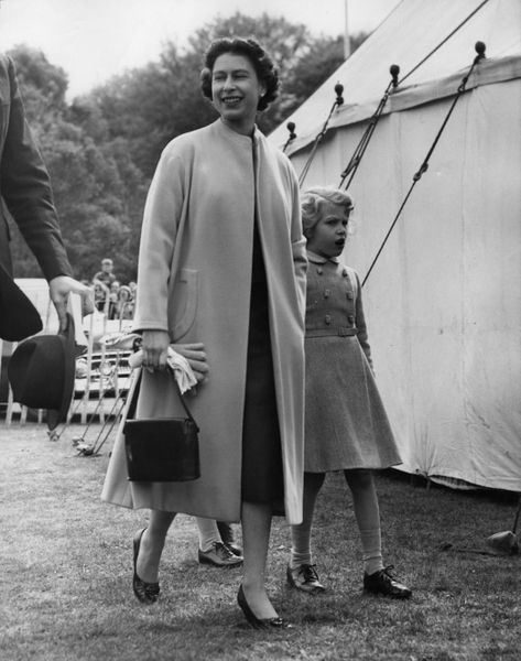 LA REINA ISABEL II DE INGLATERRA. Ftos. DEL AYER - Página 10 La-reine-Elizabeth-II-avec-la-princesse-Anne-mai-1957