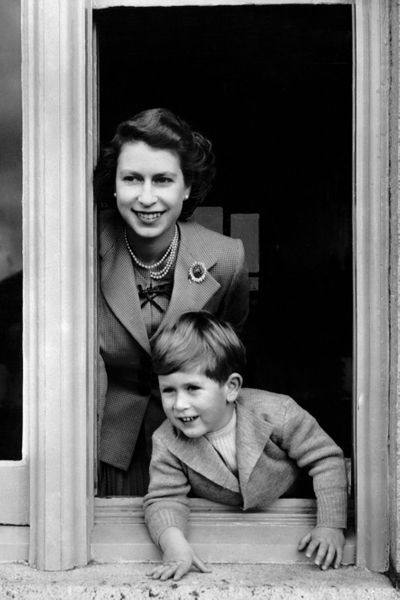 LA REINA ISABEL II DE INGLATERRA. Ftos. DEL AYER - Página 9 La-reine-Elizabeth-II-avec-le-prince-Charles-novembre-1952