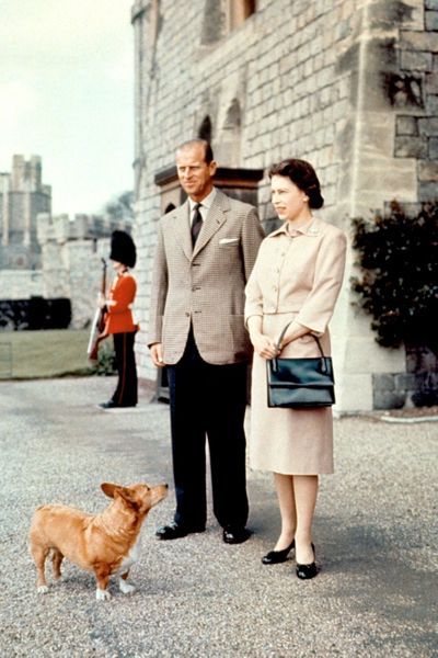 LA REINA ISABEL II DE INGLATERRA. Ftos. DEL AYER - Página 10 La-reine-Elizabeth-II-avec-le-prince-Philip-a-Windsor-1959