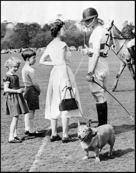 LA REINA ISABEL II DE INGLATERRA. Ftos. DEL AYER - Página 10 La-reine-Elizabeth-II-avec-le-prince-Philip-le-prince-Charles-et-la-princesse-Anne-1957