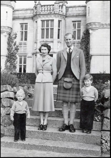 LA REINA ISABEL II DE INGLATERRA. Ftos. DEL AYER - Página 9 La-reine-Elizabeth-II-avec-le-prince-Philip-le-prince-Charles-et-la-princesse-Anne-janvier-1953