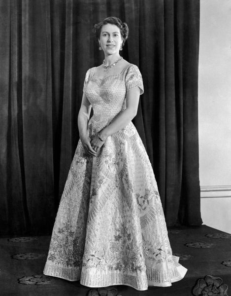 LA REINA ISABEL II DE INGLATERRA. Ftos. DEL AYER - Página 9 La-reine-Elizabeth-II-lors-de-son-couronnement-2-juin-1953