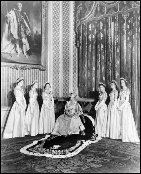 LA REINA ISABEL II DE INGLATERRA. Ftos. DEL AYER - Página 9 La-reine-Elizabeth-II-lors-de-son-couronnement-2-juin-1953