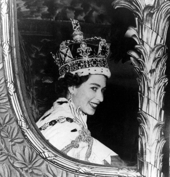 LA REINA ISABEL II DE INGLATERRA. Ftos. DEL AYER - Página 10 La-reine-Elizabeth-II-lors-de-son-couronnement-2-juin-1953