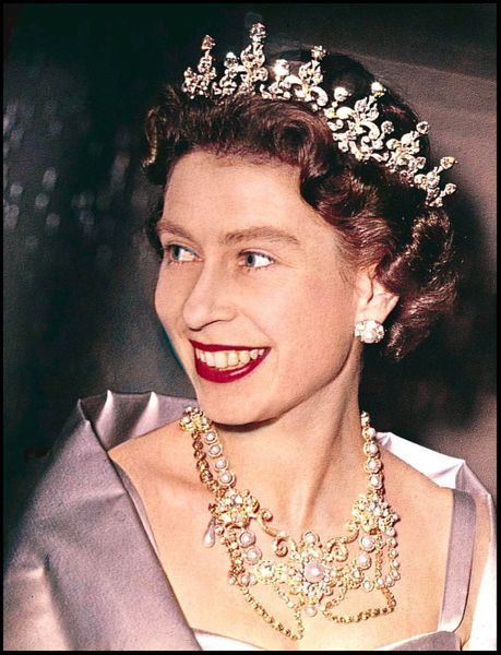 LA REINA ISABEL II DE INGLATERRA. Ftos. DEL AYER - Página 11 La-reine-Elizabeth-II-a-Londres-1961