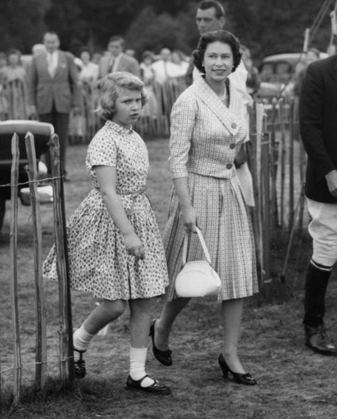 LA REINA ISABEL II DE INGLATERRA. Ftos. DEL AYER - Página 10 La-reine-Elizabeth-II-avec-la-princesse-Anne-a-Windsor-juin-1960