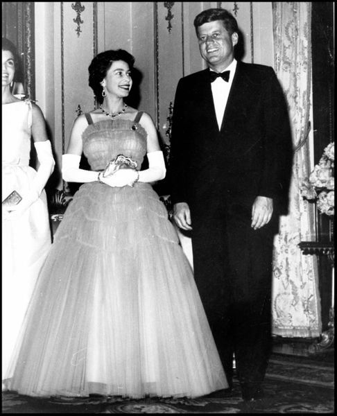 LA REINA ISABEL II DE INGLATERRA. Ftos. DEL AYER - Página 11 La-reine-Elizabeth-II-avec-le-president-americain-John-F.-Kennedy-a-Buckingham-juin-1961