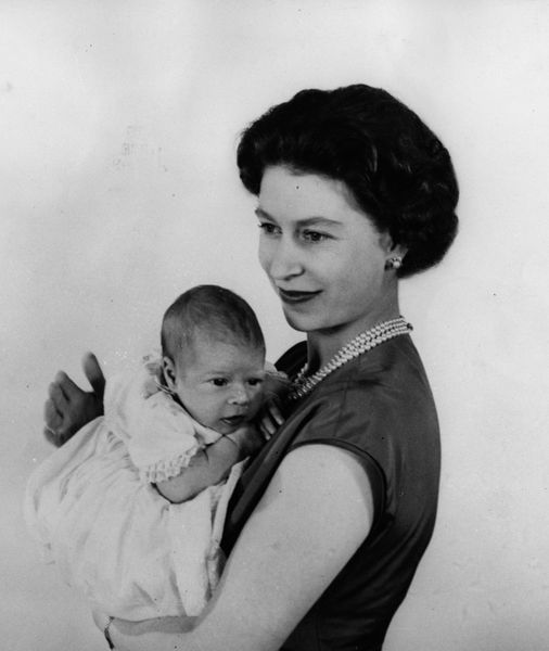 LA REINA ISABEL II DE INGLATERRA. Ftos. DEL AYER - Página 10 La-reine-Elizabeth-II-avec-le-prince-Andrew-a-Buckingham-mars-1960