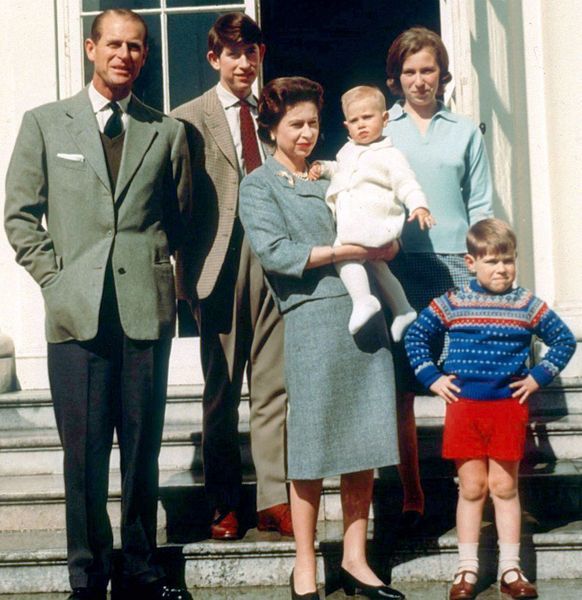LA REINA ISABEL II DE INGLATERRA. Ftos. DEL AYER - Página 11 La-reine-Elizabeth-II-avec-le-prince-Philip-le-prince-Charles-la-princesse-Anne-le-prince-Andrew-et-le-prince-Edward-a-Windsor-avril-1965