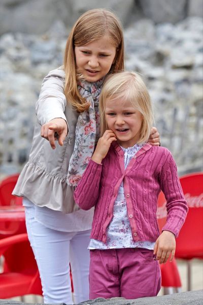 La-princesse-Elisabeth-de-Belgique-avec-sa-soeur-Eleonore-le-12-juillet-2014.jpg