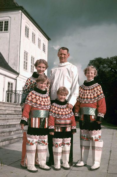 FOTOS DEL AYER DE LAS CASAS REALES DE DINAMARCA Y HOLANDA - Página 6 La-princesse-Anne-Marie-de-Danemark-avec-ses-parents-et-ses-grandes-soeurs-en-1952