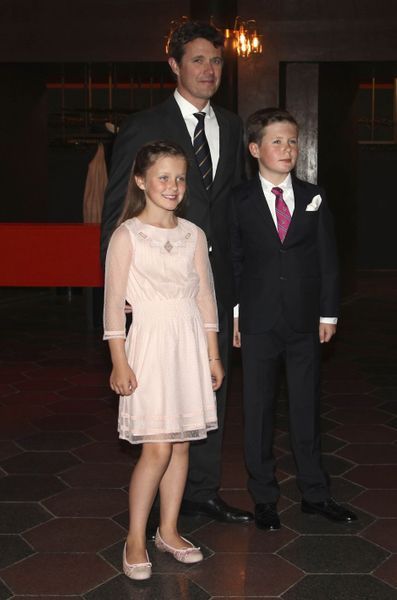 Le-prince-Frederik-de-Danemark-avec-le-prince-Christian-et-la-princesse-Isabella-a-Copenhague-le-20-mai-2016.jpg