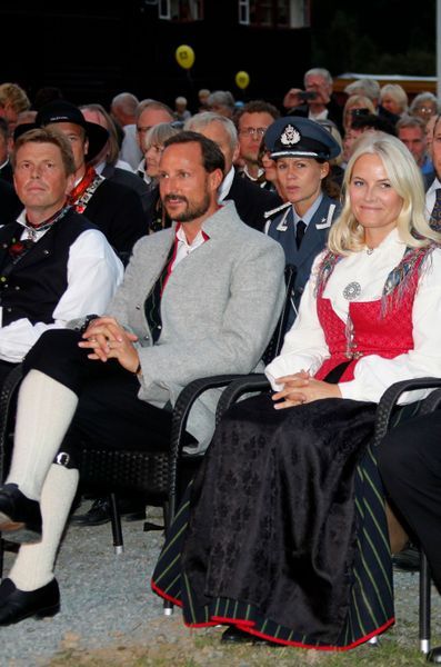 La-princesse-Mette-Marit-et-le-prince-Haakon-de-Norvege-a-Seljord-le-9-septembre-2016.jpg