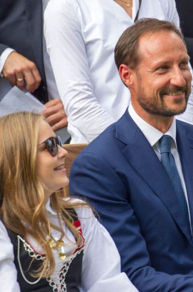 La-princesse-Ingrid-Alexandra-avec-son-pere-le-prince-Haakon-de-Norvege-a-Oslo-le-1er-septembre-2016.jpg