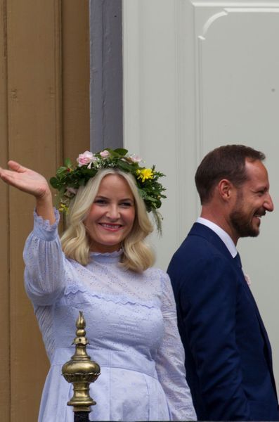 La-princesse-Mette-Marit-et-le-prince-Haakon-de-Norvege-a-Trondheim-le-23-juin-2016.jpg