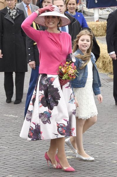 La-reine-Maxima-des-Pays-Bas-avec-la-princesse-Alexia-a-Zwolle-le-27-avril-2016.jpg