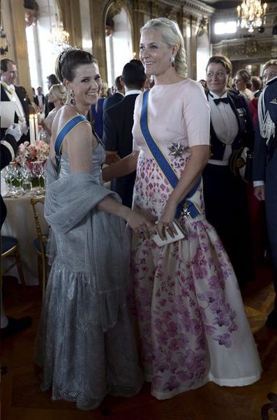 Les-princesses-Martha-Louise-et-Mette-Marit-de-Norvege-le-13-juin-2015.jpg