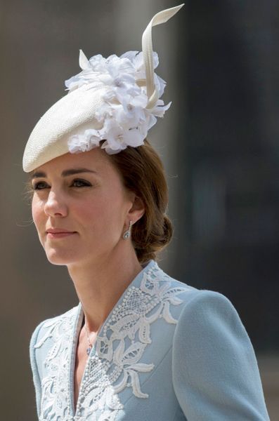 Accesorios y ropa de la casa Real Inglesa - Página 18 RS-Kate-Middleton-Chapeaux-34-Ans-10