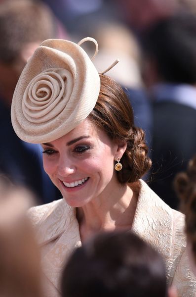Accesorios y ropa de la casa Real Inglesa - Página 18 RS-Kate-Middleton-Chapeaux-34-Ans-16