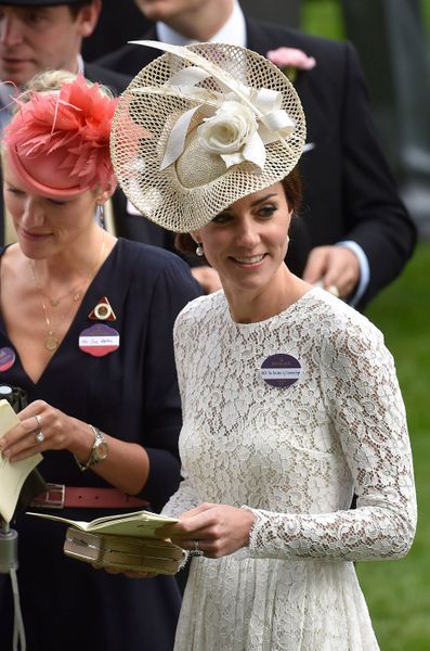 Accesorios y ropa de la casa Real Inglesa - Página 18 RS-Kate-Middleton-Chapeaux-34-Ans-18