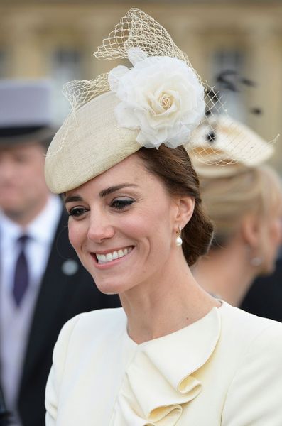 Accesorios y ropa de la casa Real Inglesa - Página 18 RS-Kate-Middleton-Chapeaux-34-Ans-7