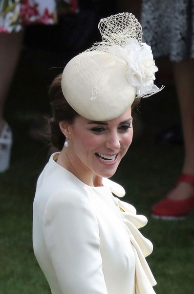 Accesorios y ropa de la casa Real Inglesa - Página 18 RS-Kate-Middleton-Chapeaux-34-Ans-8