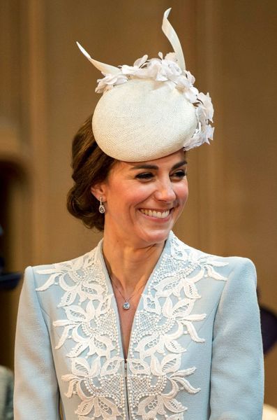 Accesorios y ropa de la casa Real Inglesa - Página 18 RS-Kate-Middleton-Chapeaux-34-Ans-9