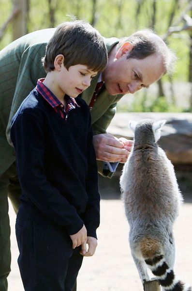 Le-prince-Edward-avec-son-fils-James-au-zoo-de-Bristol-le-14-avril-2016.jpg