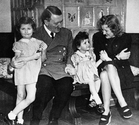 Hitler et Eva Braun posent aux côtés d'enfants.