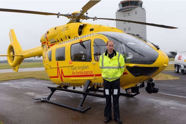 Le-prince-William-pose-enfin-son-helicoptere.jpg