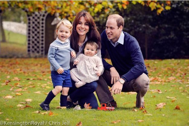 William De Cambridge Une-nouvelle-photo-du-prince-William-et-de-Kate-Middleton-avec-ses-enfants-baby-George-et-la-princesse-Charlotte-devoilee-pour-Noel