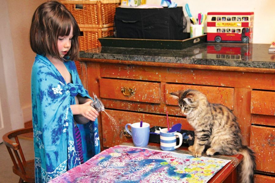 A 6 ans, cette petite fille autiste développe un incroyable talent de peintre SC-Arabella-Carter-Jo