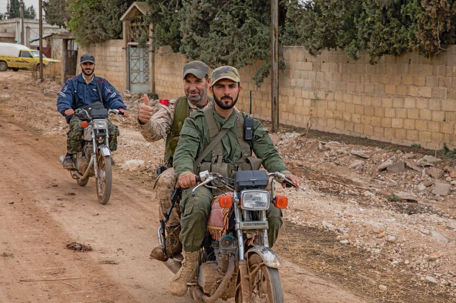 Sur leur moto iranienne, trois soldats montent au combat, à Ter Maaleh, le 26 octobre.