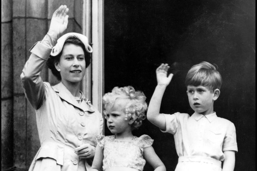 LA REINA ISABEL II DE INGLATERRA. Ftos. DEL AYER - Página 10 La-reine-Elizabeth-II-avec-le-prince-Charles-et-la-princesse-Anne-mai-1954