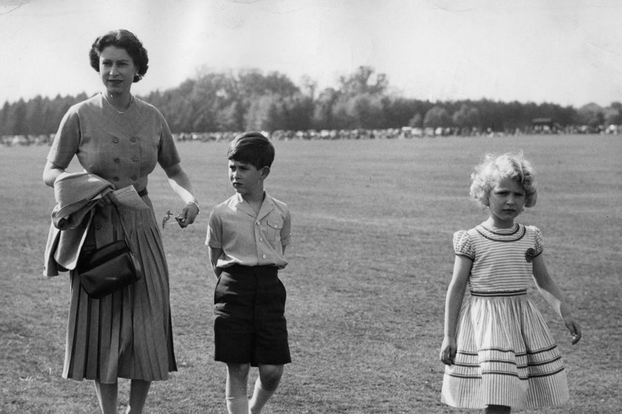 LA REINA ISABEL II DE INGLATERRA. Ftos. DEL AYER - Página 10 La-reine-Elizabeth-II-avec-le-prince-Charles-et-la-princesse-Anne-mai-1956