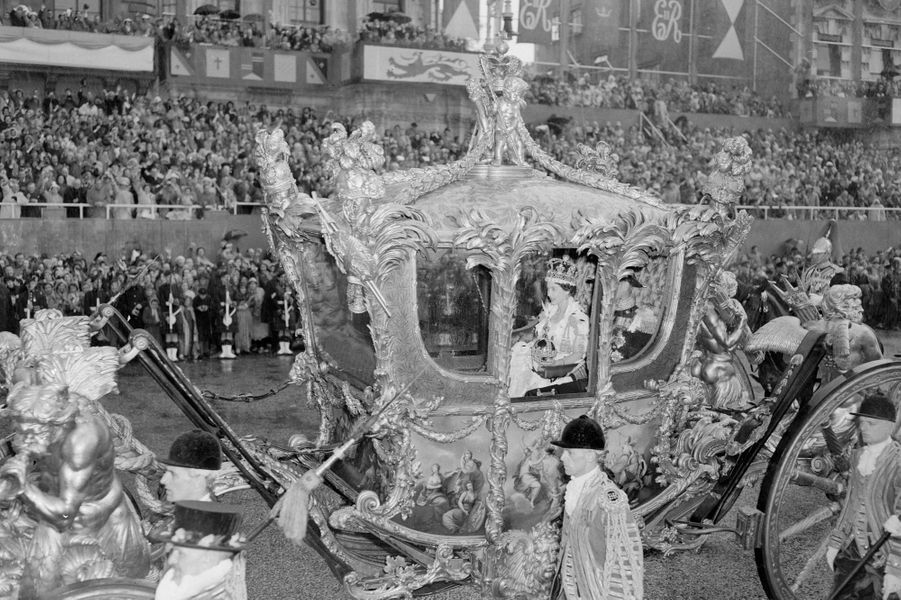 LA REINA ISABEL II DE INGLATERRA. Ftos. DEL AYER - Página 10 La-reine-Elizabeth-II-lors-de-son-couronnement-2-juin-1953