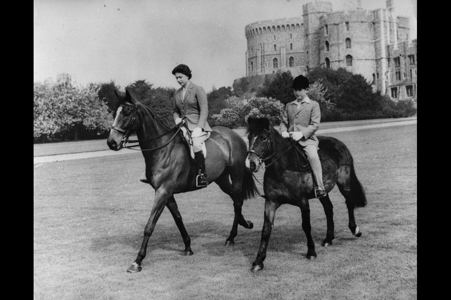 LA REINA ISABEL II DE INGLATERRA. Ftos. DEL AYER - Página 11 La-reine-Elizabeth-II-avec-le-prince-Charles-a-Windsor-mai-1961