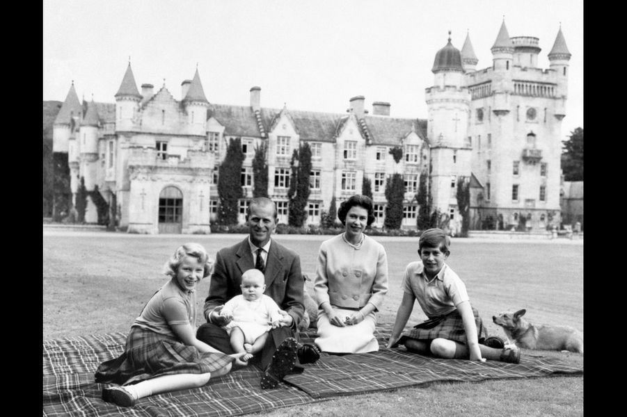 LA REINA ISABEL II DE INGLATERRA. Ftos. DEL AYER - Página 10 La-reine-Elizabeth-II-avec-le-prince-Philip-le-prince-Charles-la-princesse-Anne-et-le-prince-Andrew-a-Balmoral-septembre-1960