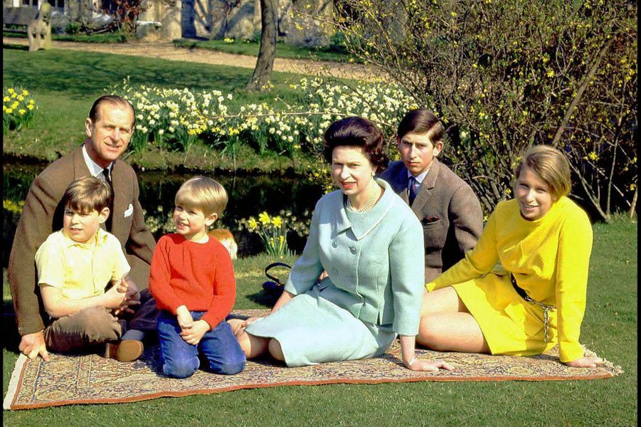 LA REINA ISABEL II DE INGLATERRA. Ftos. DEL AYER - Página 11 La-reine-Elizabeth-II-avec-le-prince-Philip-le-prince-Charles-la-princesse-Anne-le-prince-Andrew-et-le-prince-Edward-a-Windsor-printemps-1968