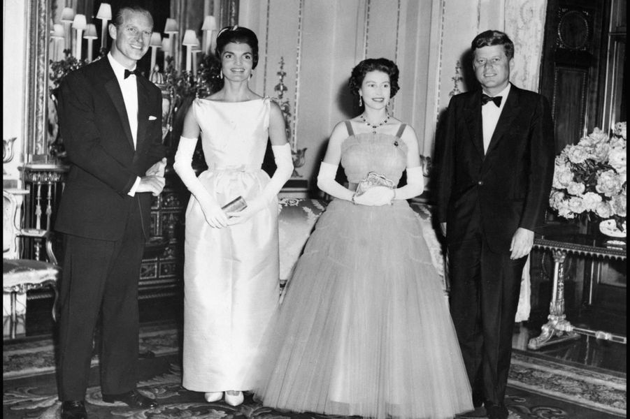 LA REINA ISABEL II DE INGLATERRA. Ftos. DEL AYER - Página 11 La-reine-Elizabeth-II-et-le-prince-Philip-avec-le-president-americain-John-F.-Kennedy-et-son-epouse-Jackie-a-Buckingham-juin-1961