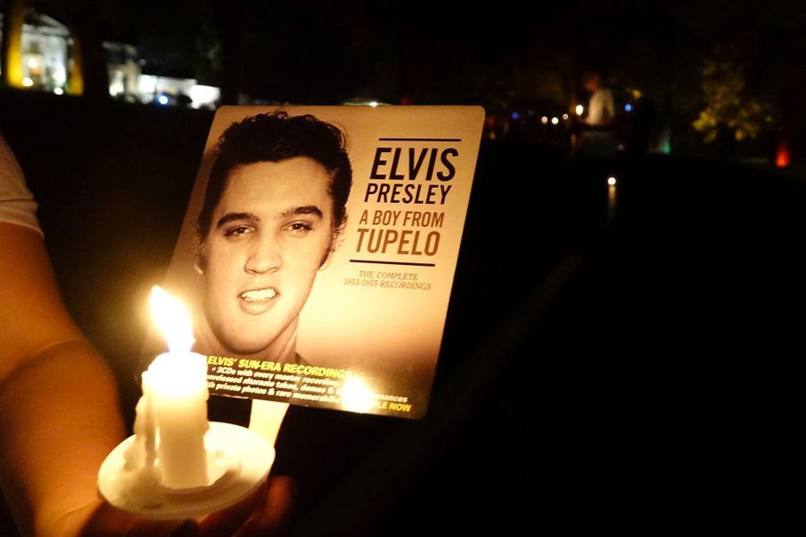  Mort il y a 40 ans : Lisa Marie parmi les fans pour honorer Elvis Presley  RTS1BYB6