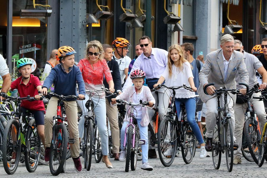 La-reine-Mathilde-et-le-roi-Philippe-de-Belgique-avec-leurs-enfants-a-Bruxelles-le-18-septembre-2016.jpg