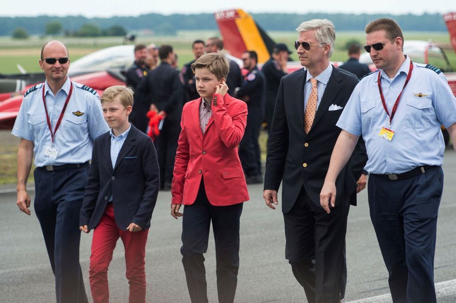 La-roi-Philippe-de-Belgique-et-ses-fils-les-princes-Gabriel-et-Emmanuel-a-Florennes-le-25-juin-2015.jpg