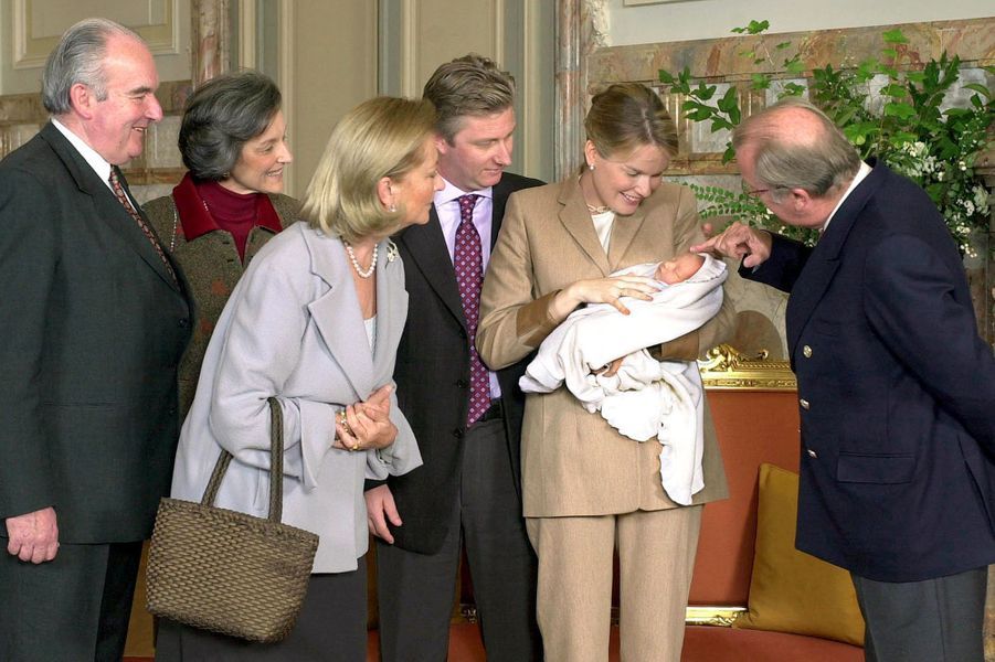 La-princesse-Elisabeth-de-Belgique-avec-parents-et-grands-parents-le-3-novembre-2001.jpg
