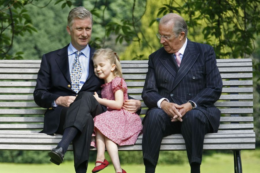 La-princesse-Elisabeth-de-Belgique-avec-son-grand-pere-le-roi-Albert-II-et-son-pere-Philippe-alors-prince-heritier-le-17-juin-2008.jpg