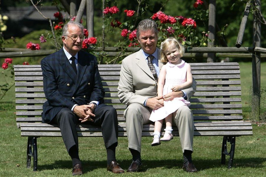 La-princesse-Elisabeth-de-Belgique-avec-son-grand-pere-le-roi-Albert-II-et-son-pere-Philippe-alors-prince-heritier-le-22-juin-2005.jpg