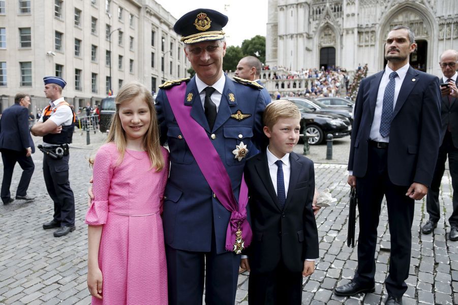La-princesse-Elisabeth-de-Belgique-et-son-pere-le-roi-des-Belges-Philippe-lors-de-la-fete-nationale-le-21-juillet-2015.jpg
