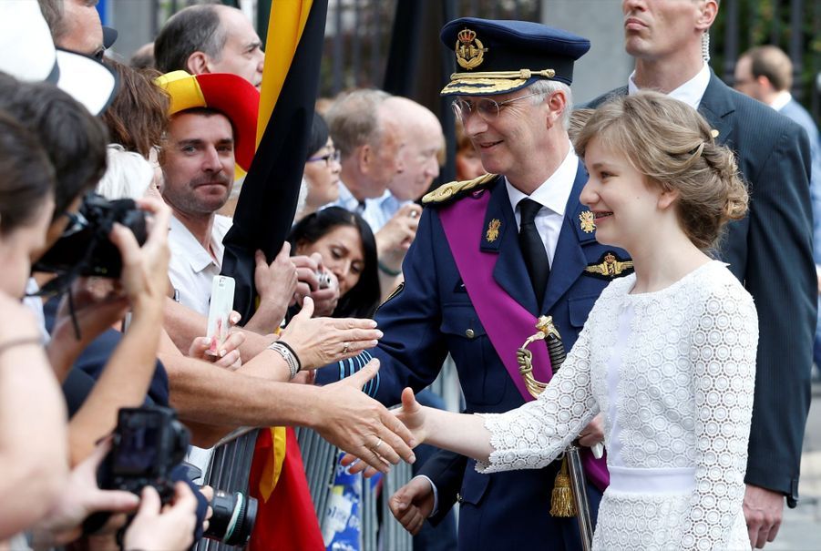 La-princesse-Elisabeth-de-Belgique-et-son-pere-le-roi-des-Belges-Philippe-lors-de-la-fete-nationale-le-21-juillet-2016.jpg